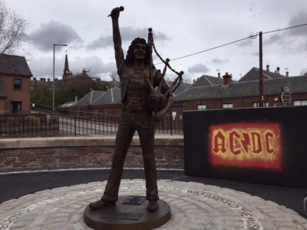 Bon-Scott-estatua-600x450