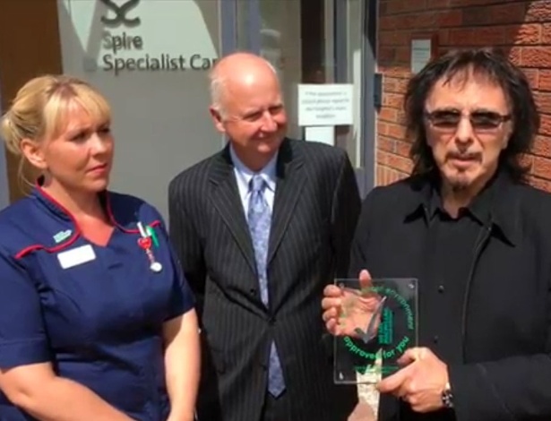tony-iommi-em-hospital-onde-tratou-cancer